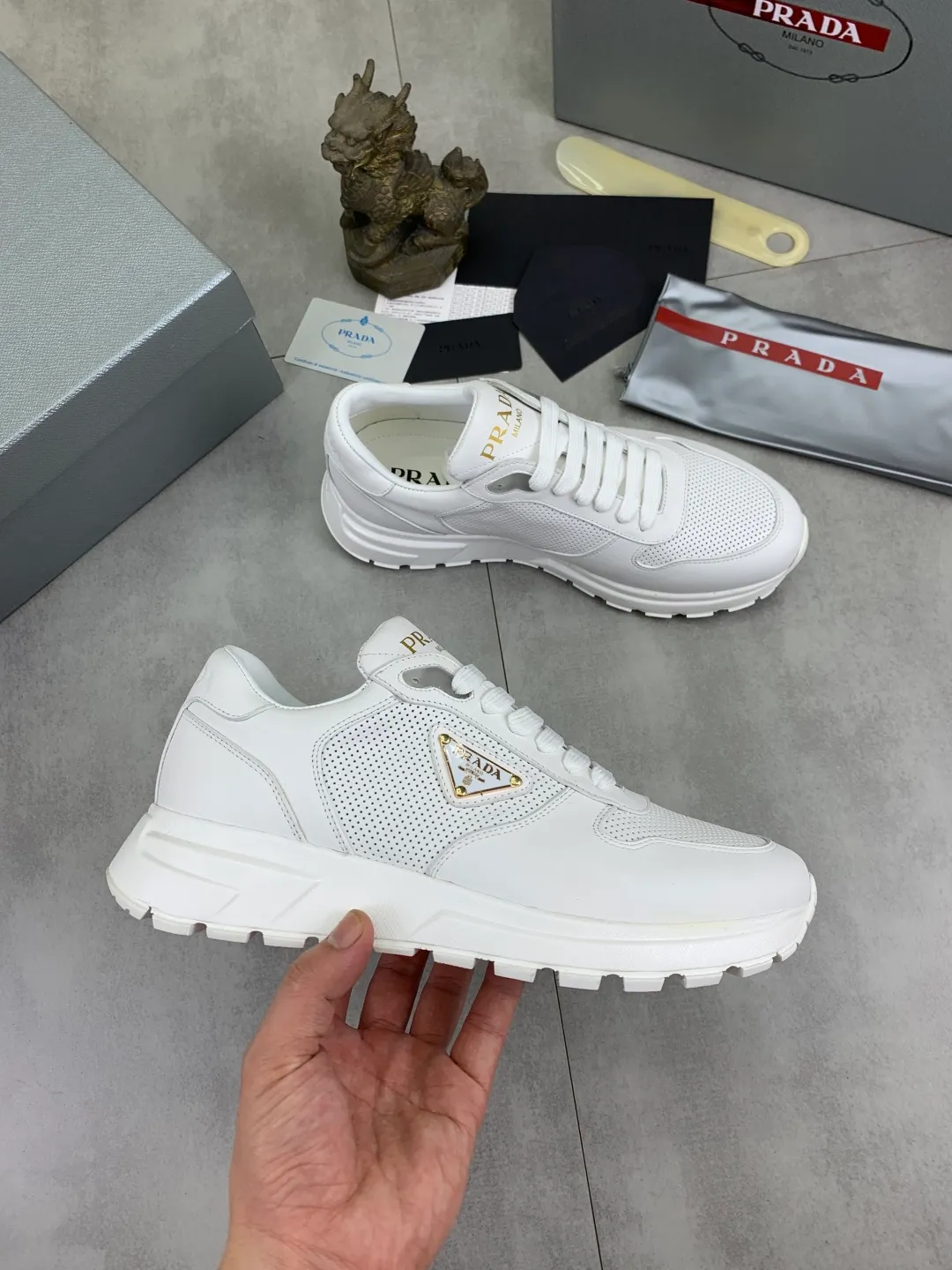 Men's shoes 💰P520 new (higher version) new PRADA (Prada) classic models are on the market at the same time, new men's shoes, 😘fabrics are selected from original imported calfskin. First layer of imported cowhide lining. The original version is awesome! 👍🏿Original open-molded non-slip PU outsole, with exquisite lines, simple and elegant, super comfortable and classy on foot, suitable for leisure travel. Code number: 38-45 (46 customized) 2️⃣ colors available